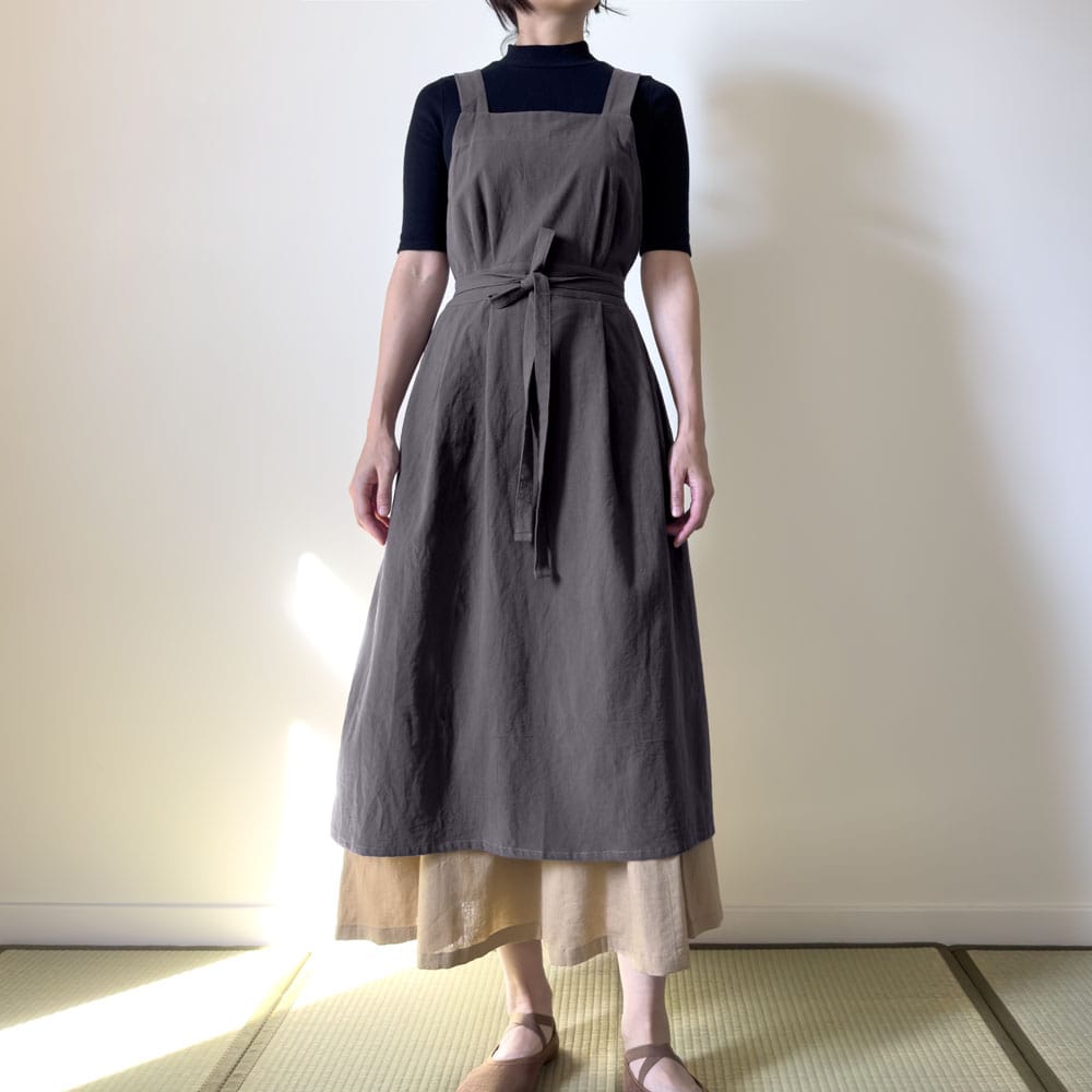 cross-back-apron-gray-model.jpg